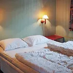 דירה 6 Person In Hosteland