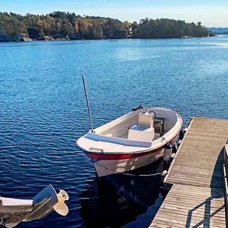 6 Person In Apartament